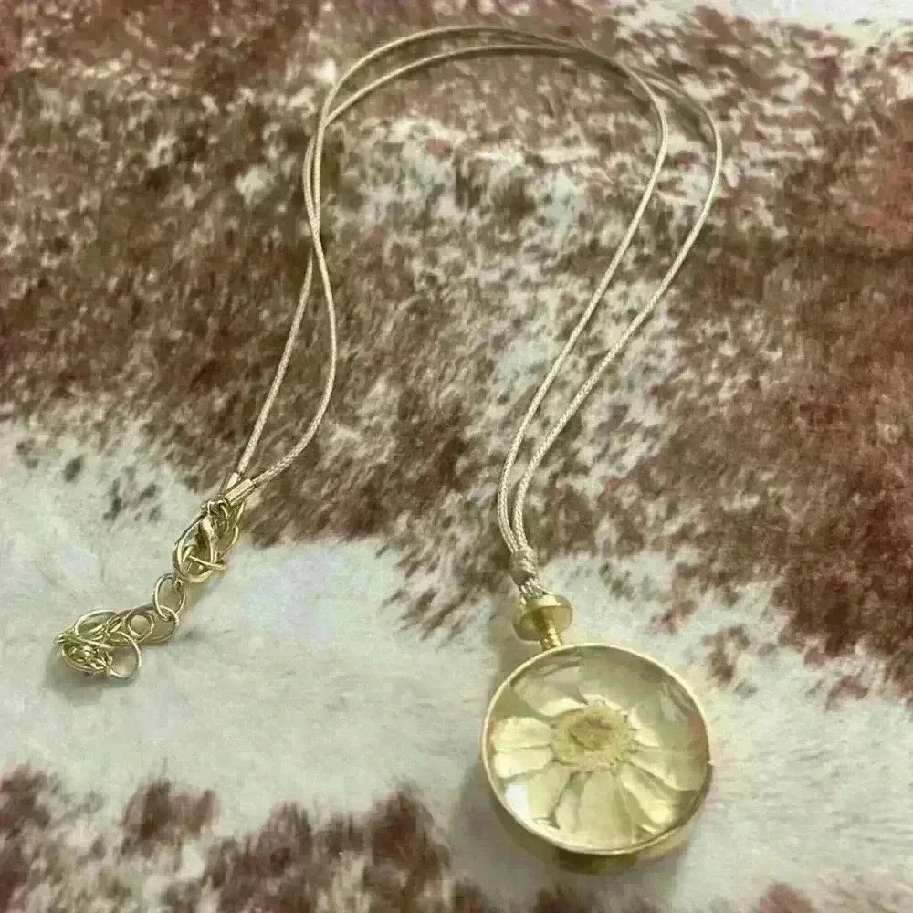 Pressed flower necklace daisy